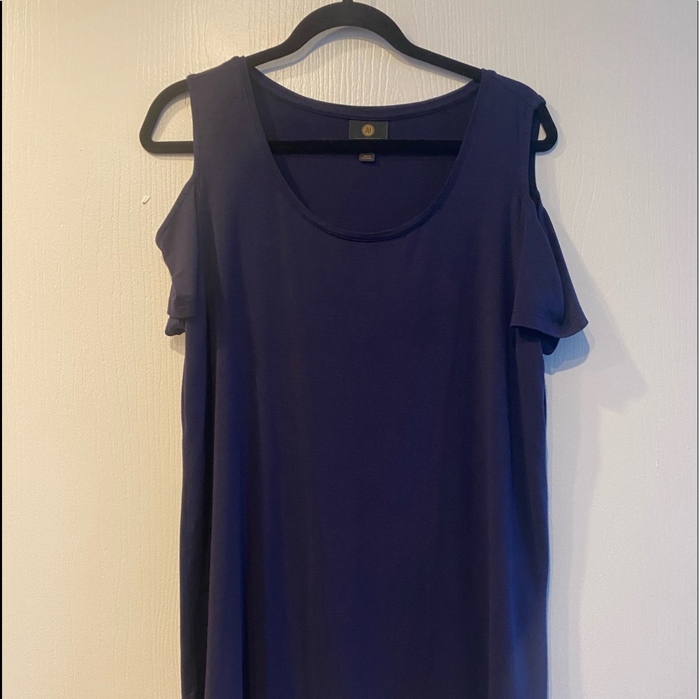 JMCollection Navy cold shoulder T shirt in size M.